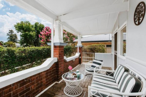 Court House Hideaway - Country Comfort in Town